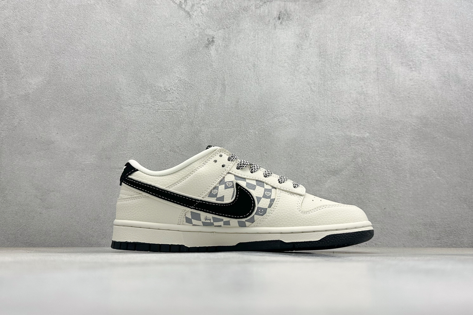 Nike SB Dunk Low“斯图西联名限定------白黑双钩爱心” 米白色荔枝纹皮革鞋面 搭配浅灰棋盘格拼接 TX1688-021-Top High Quatity Cheap Sneakers Fashion Clothing Clothes Bags handbags Shoes of all Brand wholesale With The best Quality And Beautiful Price from China Factory Chinese suppliers wholesaler seller Nike SB Dunk Low“斯图西联名限定------白黑双钩爱心” 米白色荔枝纹皮革鞋面 搭配浅灰棋盘格拼接 TX1688-021