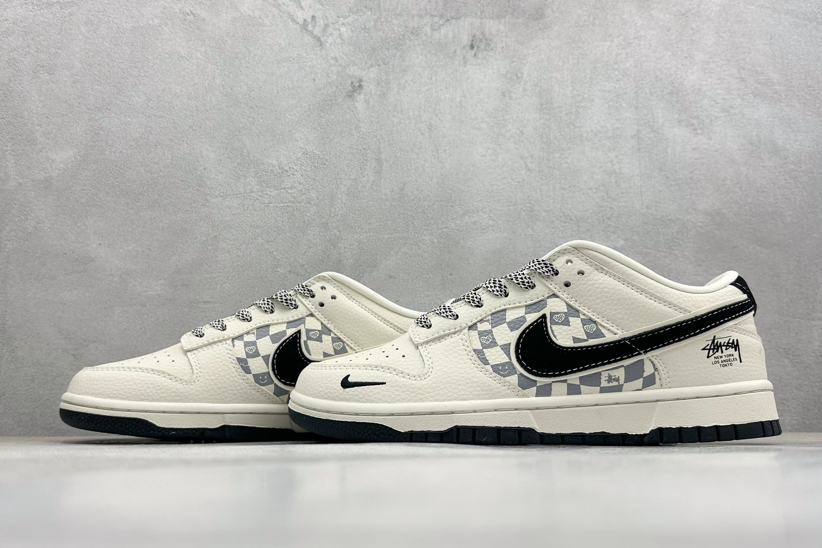 Nike SB Dunk Low“斯图西联名限定------白黑双钩爱心” 米白色荔枝纹皮革鞋面 搭配浅灰棋盘格拼接 TX1688-021-Top High Quatity Cheap Sneakers Fashion Clothing Clothes Bags handbags Shoes of all Brand wholesale With The best Quality And Beautiful Price from China Factory Chinese suppliers wholesaler seller Nike SB Dunk Low“斯图西联名限定------白黑双钩爱心” 米白色荔枝纹皮革鞋面 搭配浅灰棋盘格拼接 TX1688-021