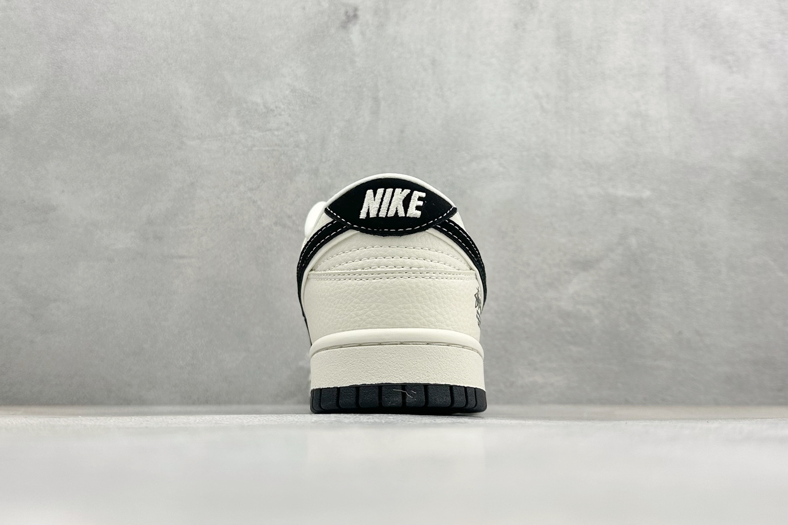Nike SB Dunk Low“斯图西联名限定------白黑双钩爱心” 米白色荔枝纹皮革鞋面 搭配浅灰棋盘格拼接 TX1688-021-Top High Quatity Cheap Sneakers Fashion Clothing Clothes Bags handbags Shoes of all Brand wholesale With The best Quality And Beautiful Price from China Factory Chinese suppliers wholesaler seller Nike SB Dunk Low“斯图西联名限定------白黑双钩爱心” 米白色荔枝纹皮革鞋面 搭配浅灰棋盘格拼接 TX1688-021