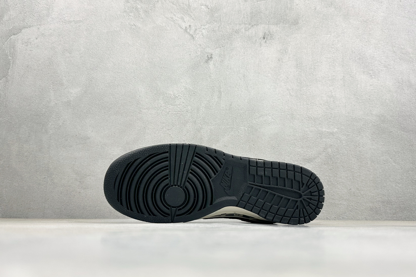 Nike SB Dunk Low“斯图西联名限定------白黑双钩爱心” 米白色荔枝纹皮革鞋面 搭配浅灰棋盘格拼接 TX1688-021-Top High Quatity Cheap Sneakers Fashion Clothing Clothes Bags handbags Shoes of all Brand wholesale With The best Quality And Beautiful Price from China Factory Chinese suppliers wholesaler seller Nike SB Dunk Low“斯图西联名限定------白黑双钩爱心” 米白色荔枝纹皮革鞋面 搭配浅灰棋盘格拼接 TX1688-021