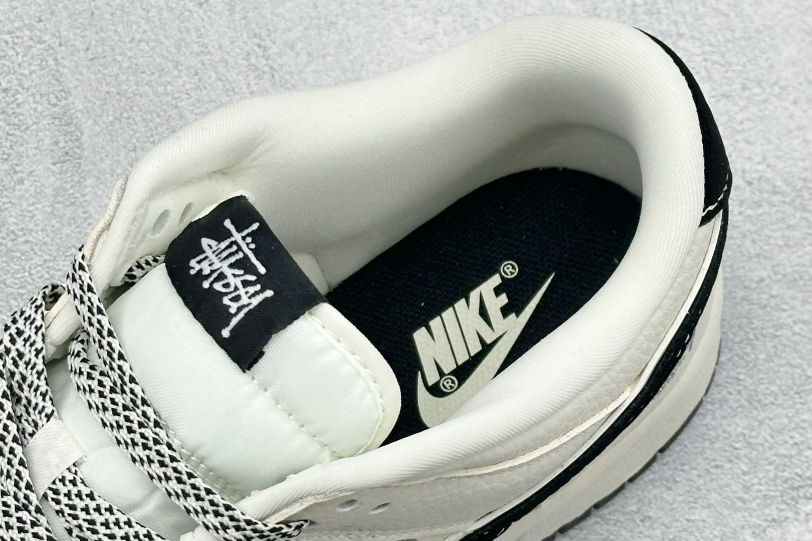 Nike SB Dunk Low“斯图西联名限定------白黑双钩爱心” 米白色荔枝纹皮革鞋面 搭配浅灰棋盘格拼接 TX1688-021-Top High Quatity Cheap Sneakers Fashion Clothing Clothes Bags handbags Shoes of all Brand wholesale With The best Quality And Beautiful Price from China Factory Chinese suppliers wholesaler seller Nike SB Dunk Low“斯图西联名限定------白黑双钩爱心” 米白色荔枝纹皮革鞋面 搭配浅灰棋盘格拼接 TX1688-021