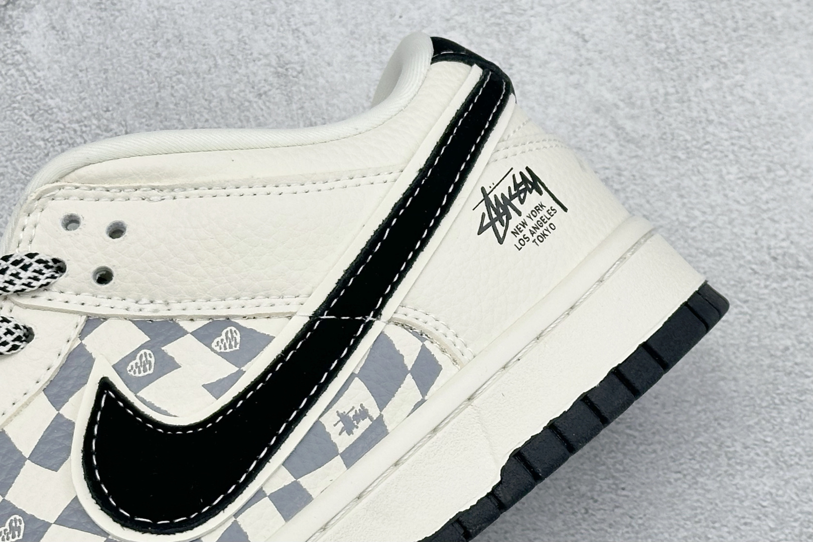 Nike SB Dunk Low“斯图西联名限定------白黑双钩爱心” 米白色荔枝纹皮革鞋面 搭配浅灰棋盘格拼接 TX1688-021-Top High Quatity Cheap Sneakers Fashion Clothing Clothes Bags handbags Shoes of all Brand wholesale With The best Quality And Beautiful Price from China Factory Chinese suppliers wholesaler seller Nike SB Dunk Low“斯图西联名限定------白黑双钩爱心” 米白色荔枝纹皮革鞋面 搭配浅灰棋盘格拼接 TX1688-021