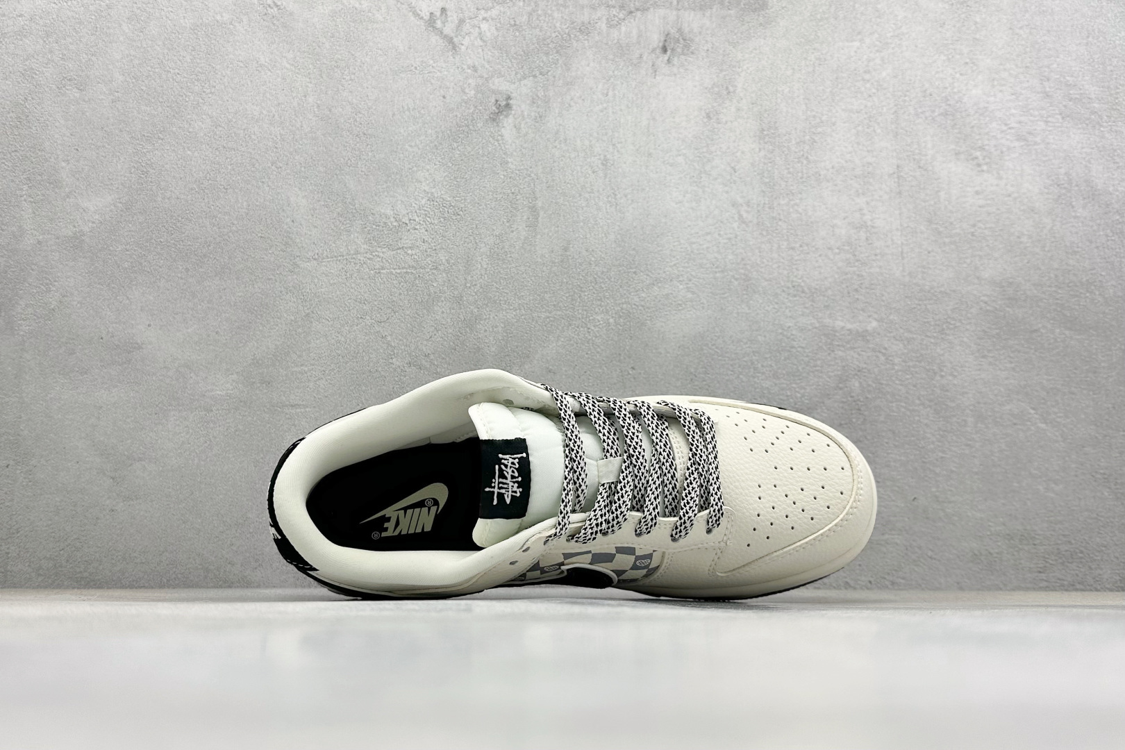 Nike SB Dunk Low“斯图西联名限定------白黑双钩爱心” 米白色荔枝纹皮革鞋面 搭配浅灰棋盘格拼接 TX1688-021-Top High Quatity Cheap Sneakers Fashion Clothing Clothes Bags handbags Shoes of all Brand wholesale With The best Quality And Beautiful Price from China Factory Chinese suppliers wholesaler seller Nike SB Dunk Low“斯图西联名限定------白黑双钩爱心” 米白色荔枝纹皮革鞋面 搭配浅灰棋盘格拼接 TX1688-021