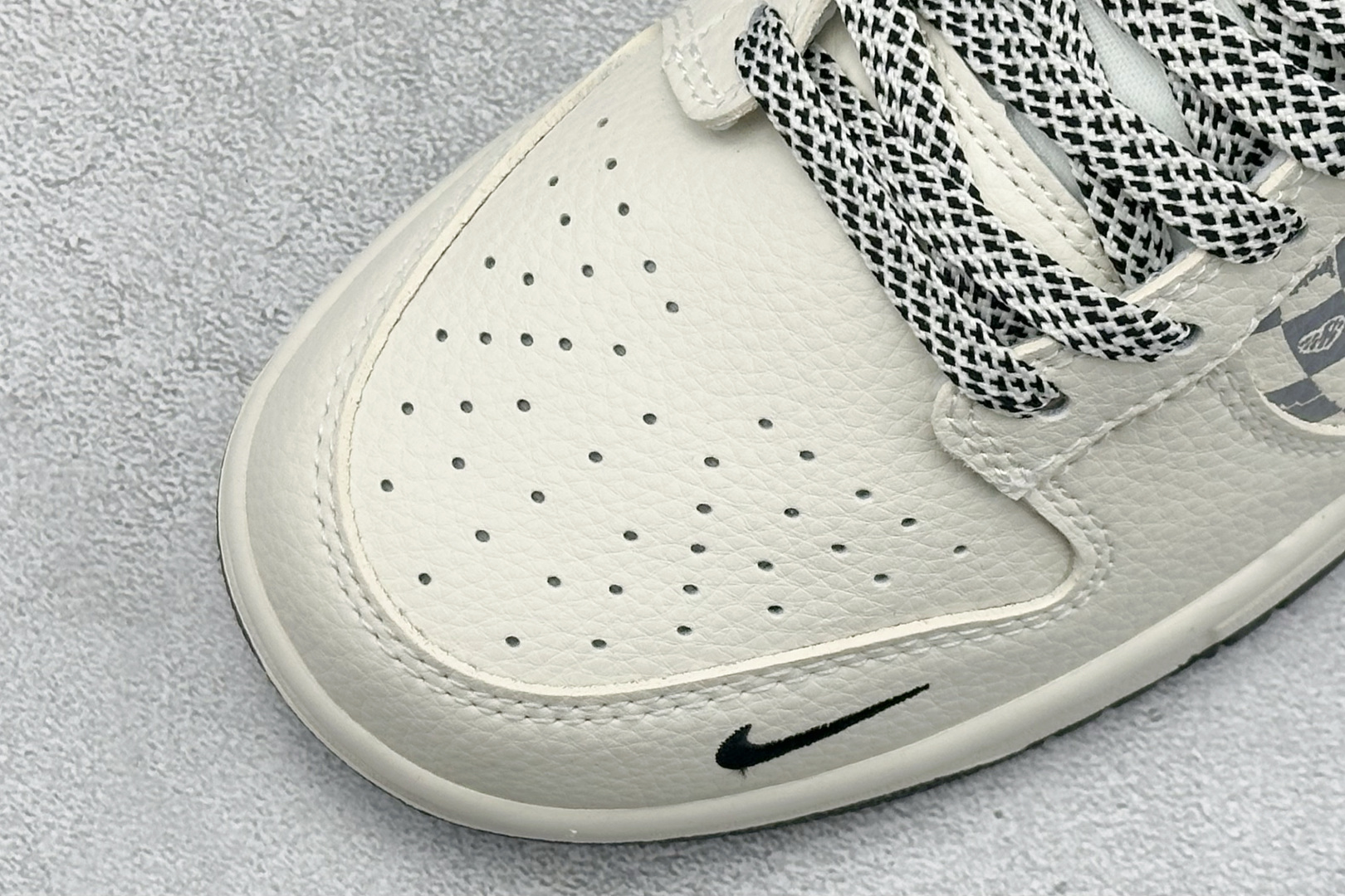 Nike SB Dunk Low“斯图西联名限定------白黑双钩爱心” 米白色荔枝纹皮革鞋面 搭配浅灰棋盘格拼接 TX1688-021-Top High Quatity Cheap Sneakers Fashion Clothing Clothes Bags handbags Shoes of all Brand wholesale With The best Quality And Beautiful Price from China Factory Chinese suppliers wholesaler seller Nike SB Dunk Low“斯图西联名限定------白黑双钩爱心” 米白色荔枝纹皮革鞋面 搭配浅灰棋盘格拼接 TX1688-021