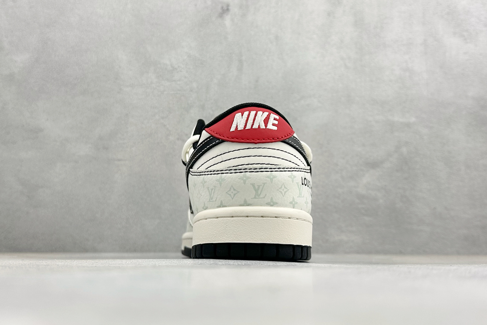 Nike Dunk Low x Louis Vuitton 联名定制款 YX5066-393