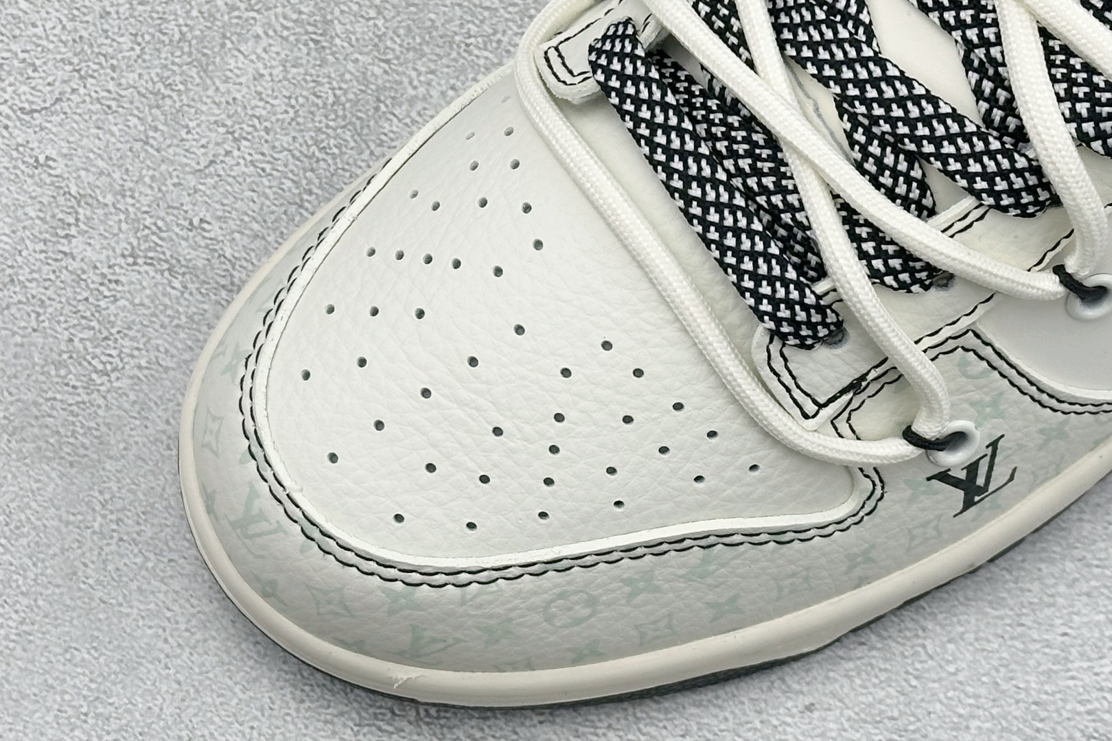 Nike Dunk Low x Louis Vuitton 联名定制款 YX5066-393