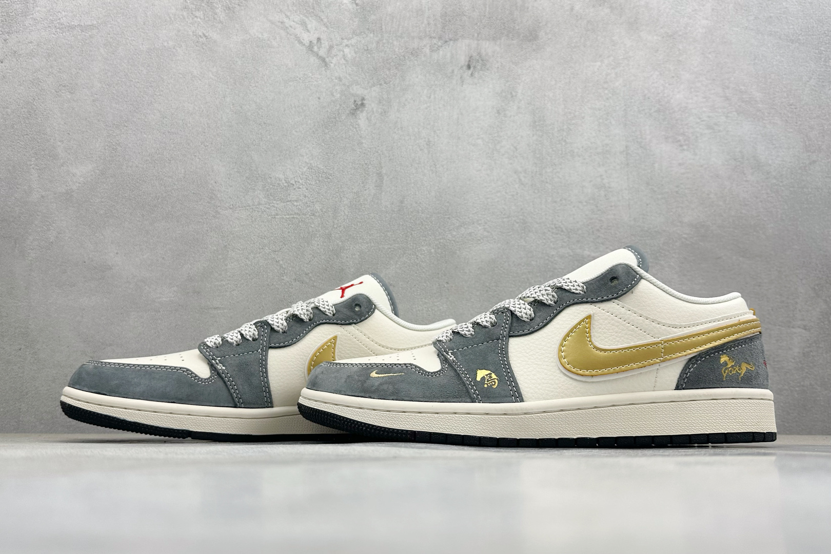 Air Jordan 1 Low AJ1 乔1 马年限定 高端定制 低帮倒钩复古篮球鞋 JP2026-125 Air Jordan 1 Low AJ1 乔1 马年限定 高端定制 低帮倒钩复古篮球鞋 JP2026-125