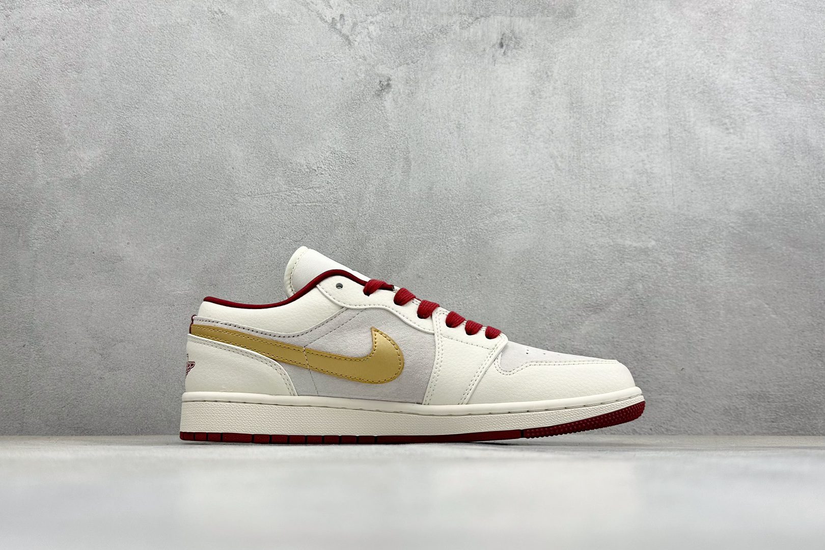 Air Jordan 1 Low AJ1 乔1 马年限定 高端定制 低帮复古篮球鞋 XT6998-137 Air Jordan 1 Low AJ1 乔1 马年限定 高端定制 低帮复古篮球鞋 XT6998-137
