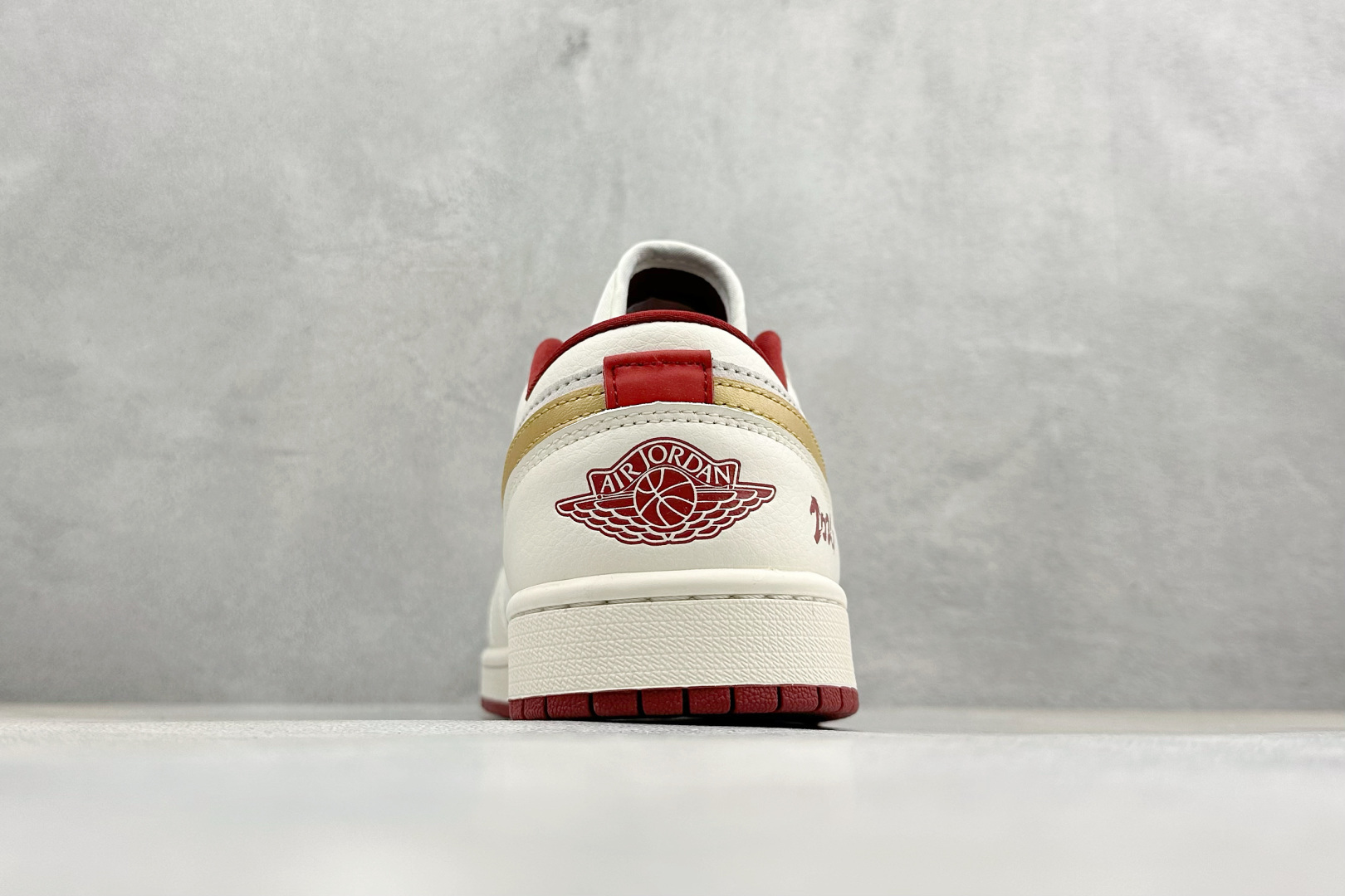 Air Jordan 1 Low AJ1 乔1 马年限定 高端定制 低帮复古篮球鞋 XT6998-137 Air Jordan 1 Low AJ1 乔1 马年限定 高端定制 低帮复古篮球鞋 XT6998-137