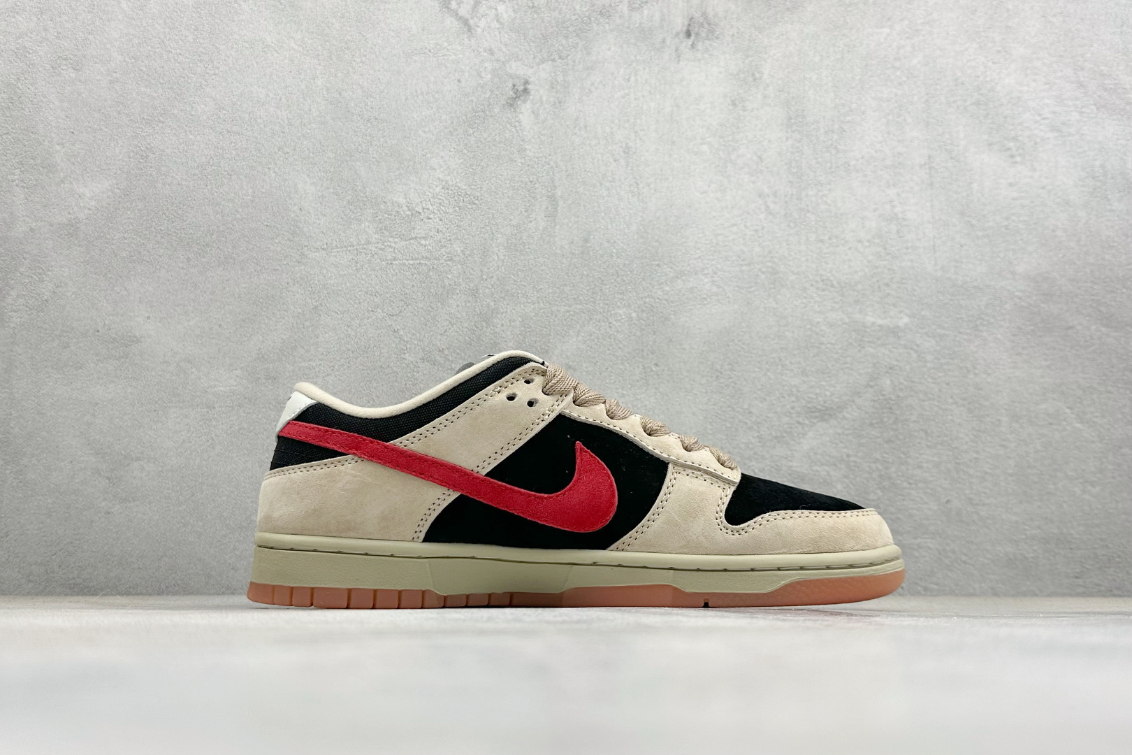 K版Nike SB Dunk Low 卡其黑红钩 低帮休闲板鞋 HJ0367-200 K版Nike SB Dunk Low 卡其黑红钩 低帮休闲板鞋 HJ0367-200