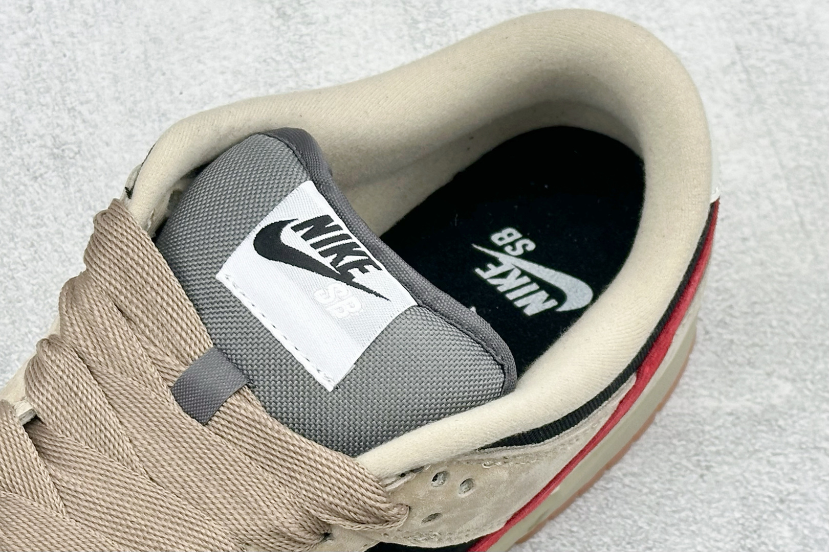 K版Nike SB Dunk Low 卡其黑红钩 低帮休闲板鞋 HJ0367-200 K版Nike SB Dunk Low 卡其黑红钩 低帮休闲板鞋 HJ0367-200