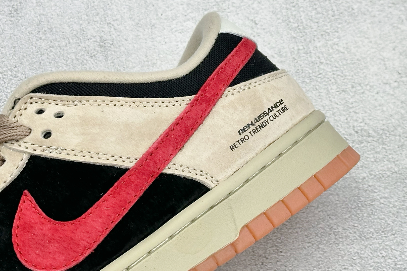 K版Nike SB Dunk Low 卡其黑红钩 低帮休闲板鞋 HJ0367-200 K版Nike SB Dunk Low 卡其黑红钩 低帮休闲板鞋 HJ0367-200