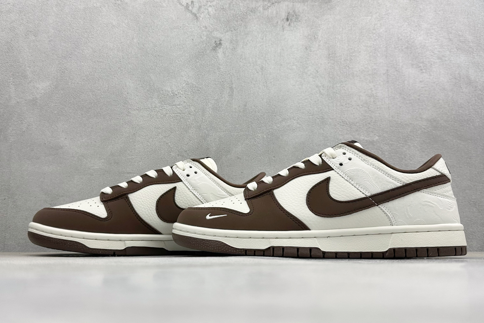SC版Nike SB Dunk Low“马年限定——棕白浮雕” 高端私人定制 低帮休闲滑板鞋 IQ1118-220