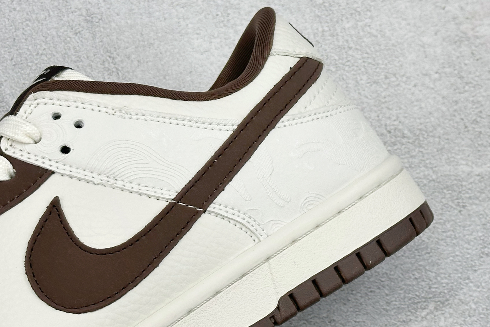 SC版Nike SB Dunk Low“马年限定——棕白浮雕” 高端私人定制 低帮休闲滑板鞋 IQ1118-220