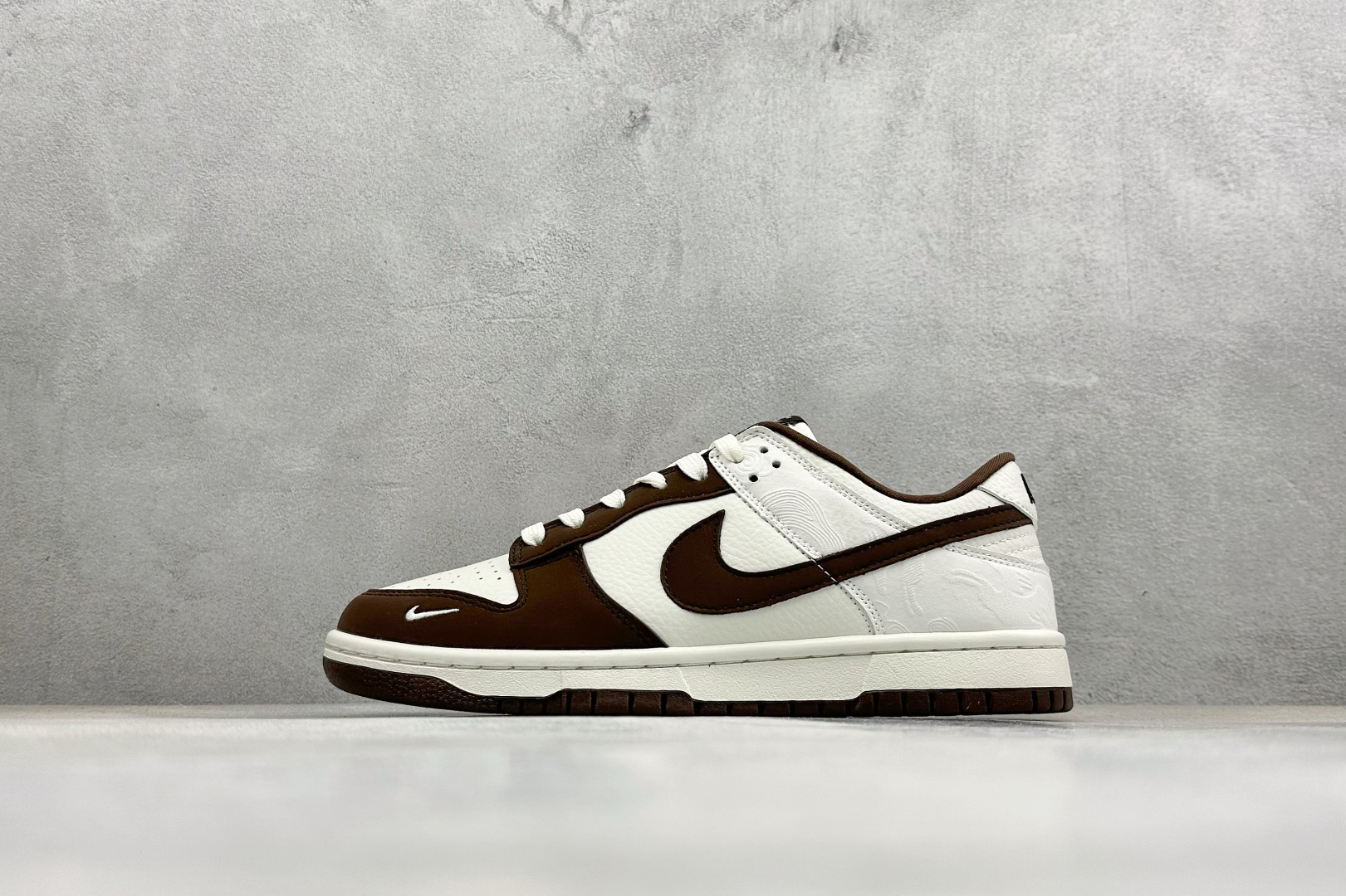 SC版Nike SB Dunk Low“马年限定——棕白浮雕” 高端私人定制 低帮休闲滑板鞋 IQ1118-220