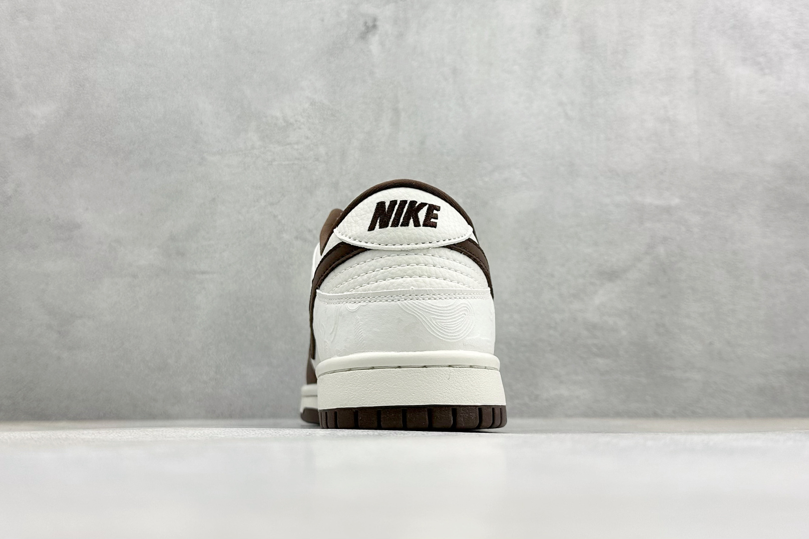 SC版Nike SB Dunk Low“马年限定——棕白浮雕” 高端私人定制 低帮休闲滑板鞋 IQ1118-220