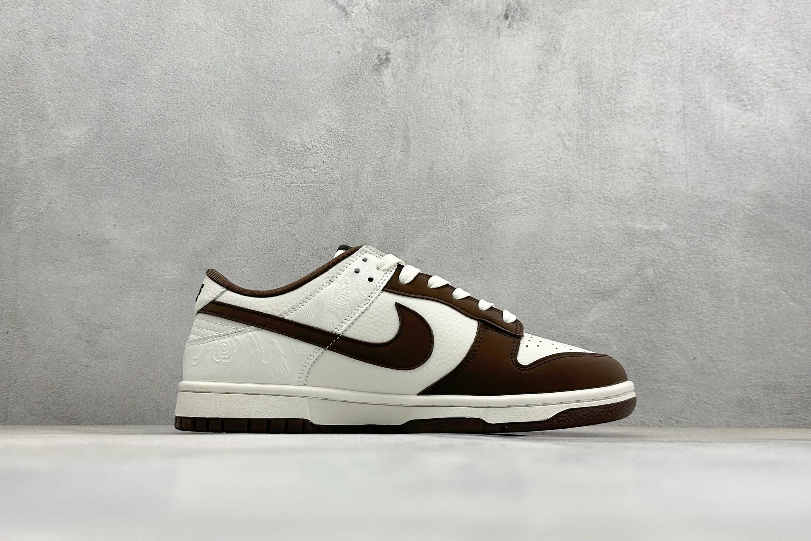 SC版Nike SB Dunk Low“马年限定——棕白浮雕” 高端私人定制 低帮休闲滑板鞋 IQ1118-220