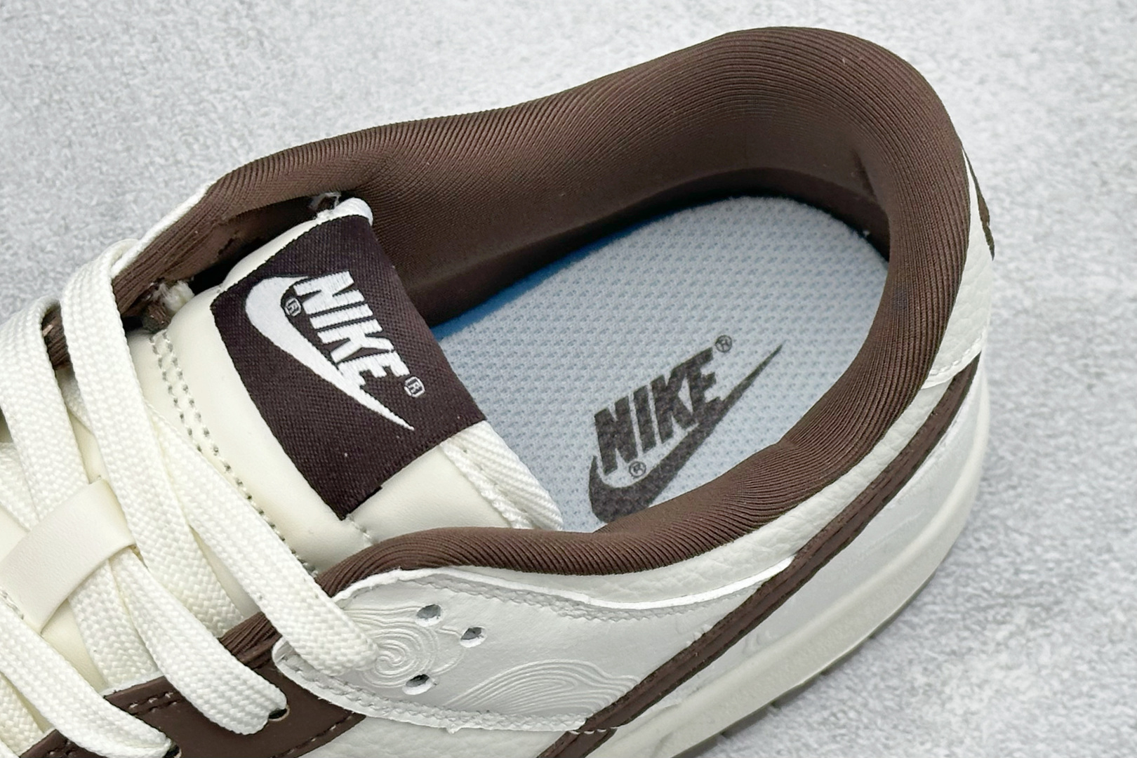 SC版Nike SB Dunk Low“马年限定——棕白浮雕” 高端私人定制 低帮休闲滑板鞋 IQ1118-220