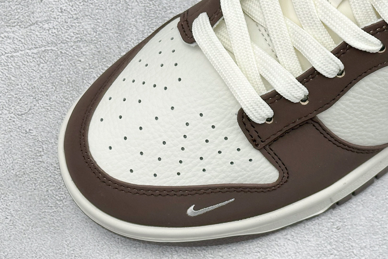 SC版Nike SB Dunk Low“马年限定——棕白浮雕” 高端私人定制 低帮休闲滑板鞋 IQ1118-220