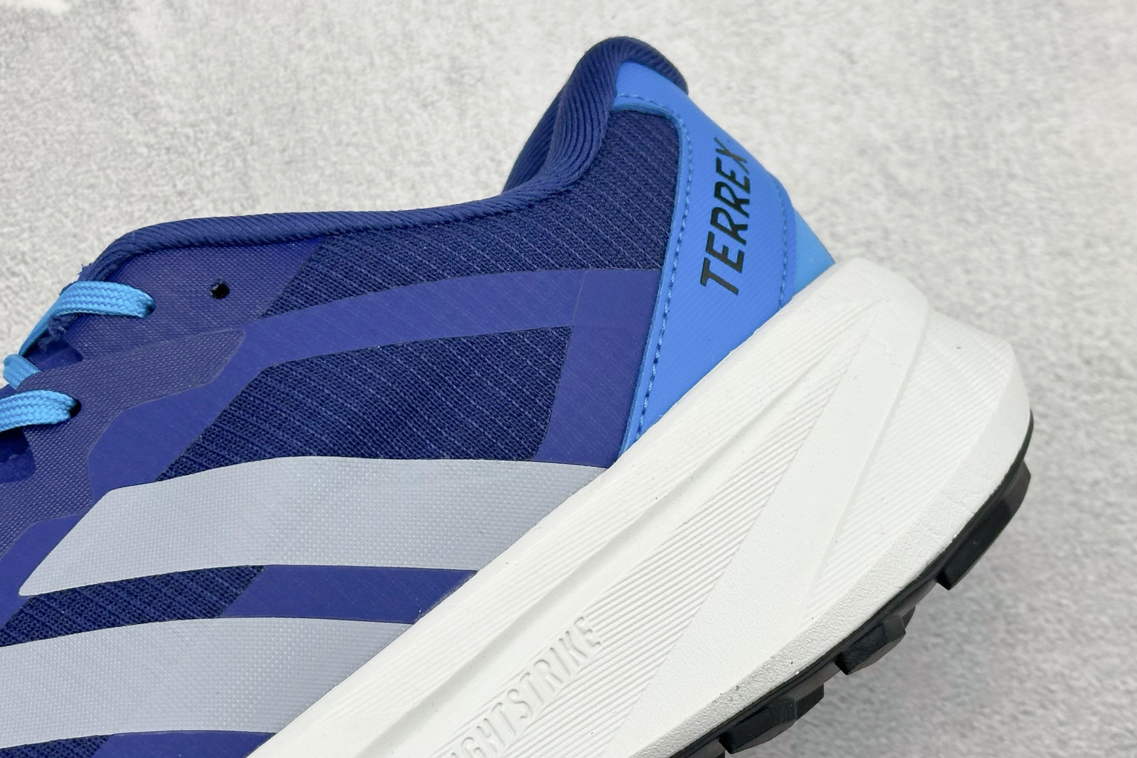 Adidas Terrex Agravic Lt 阿迪超轻透气缓震跑鞋 KK1877