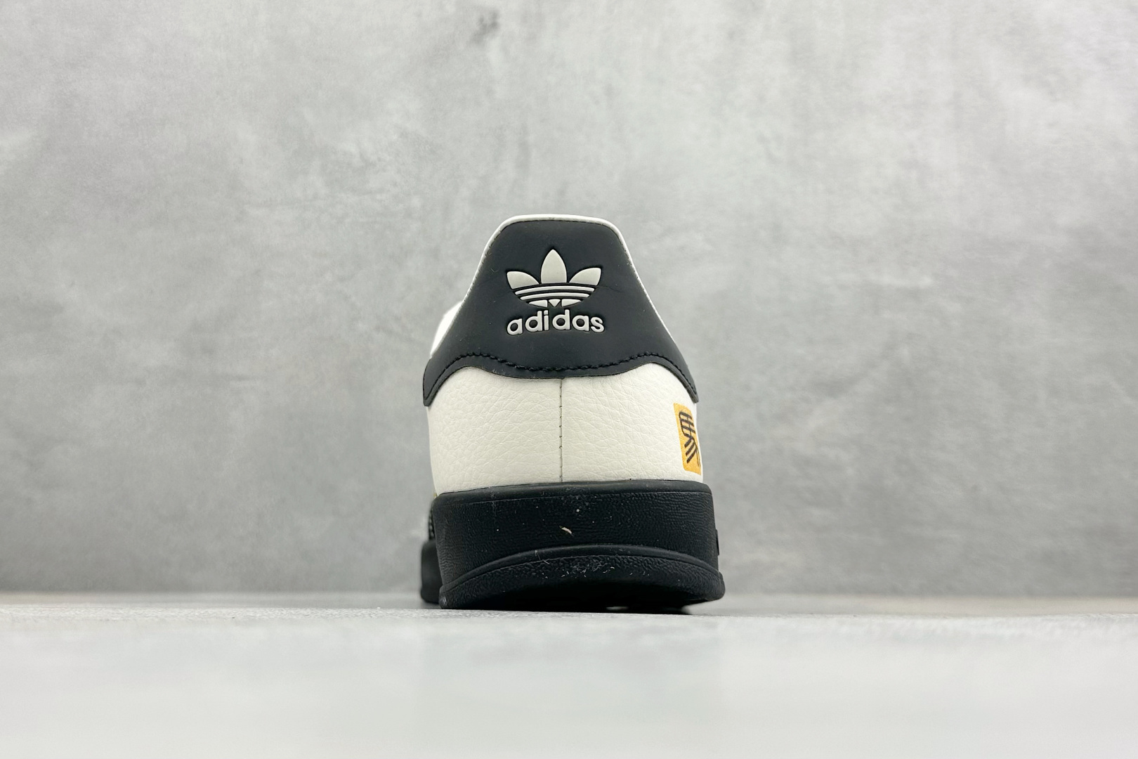 马年新款海外定制限量发售 Adidas Originals GAZELLE INDOOR“马年联名限定-鎏金黑” LX0903