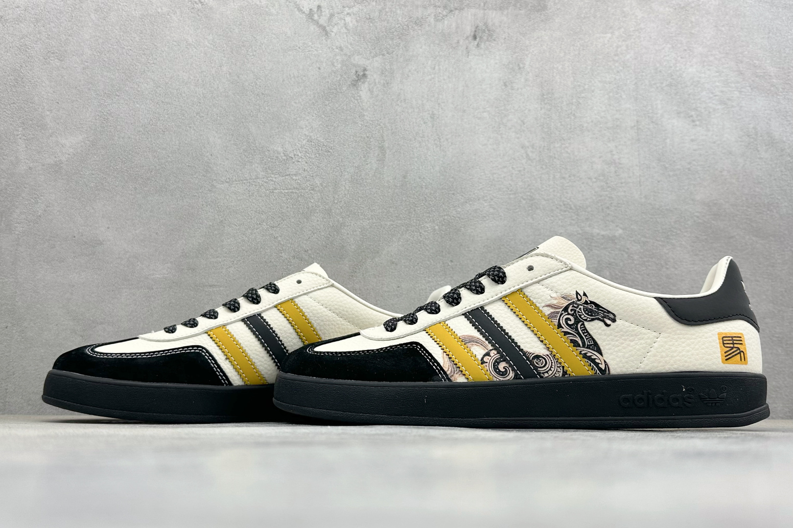 马年新款海外定制限量发售 Adidas Originals GAZELLE INDOOR“马年联名限定-鎏金黑” LX0903