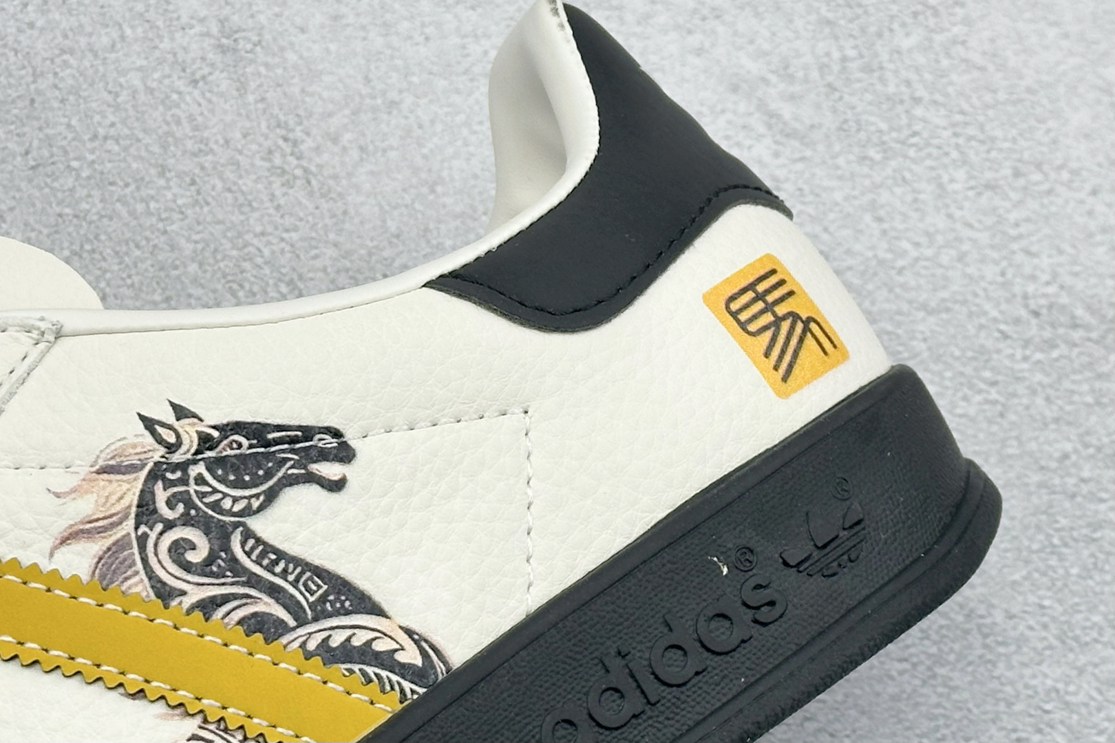 马年新款海外定制限量发售 Adidas Originals GAZELLE INDOOR“马年联名限定-鎏金黑” LX0903