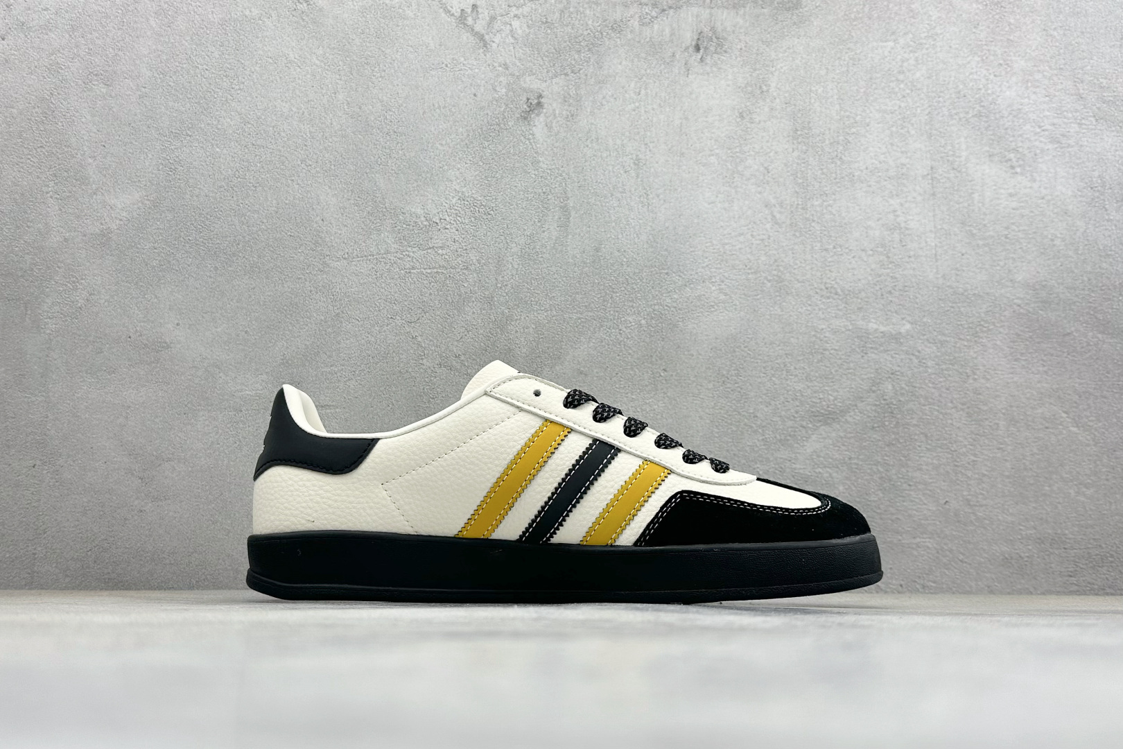 马年新款海外定制限量发售 Adidas Originals GAZELLE INDOOR“马年联名限定-鎏金黑” LX0903