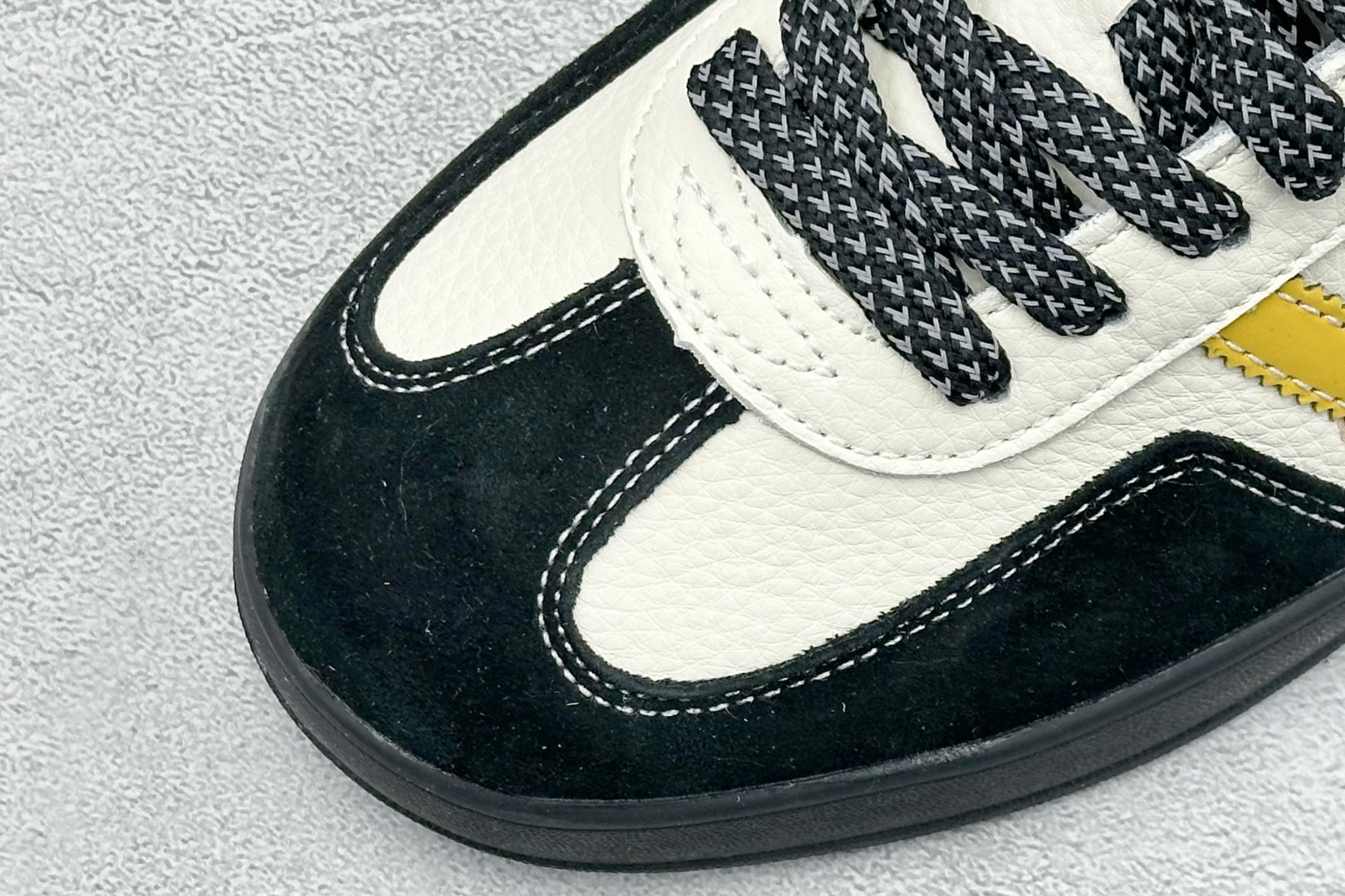 马年新款海外定制限量发售 Adidas Originals GAZELLE INDOOR“马年联名限定-鎏金黑” LX0903