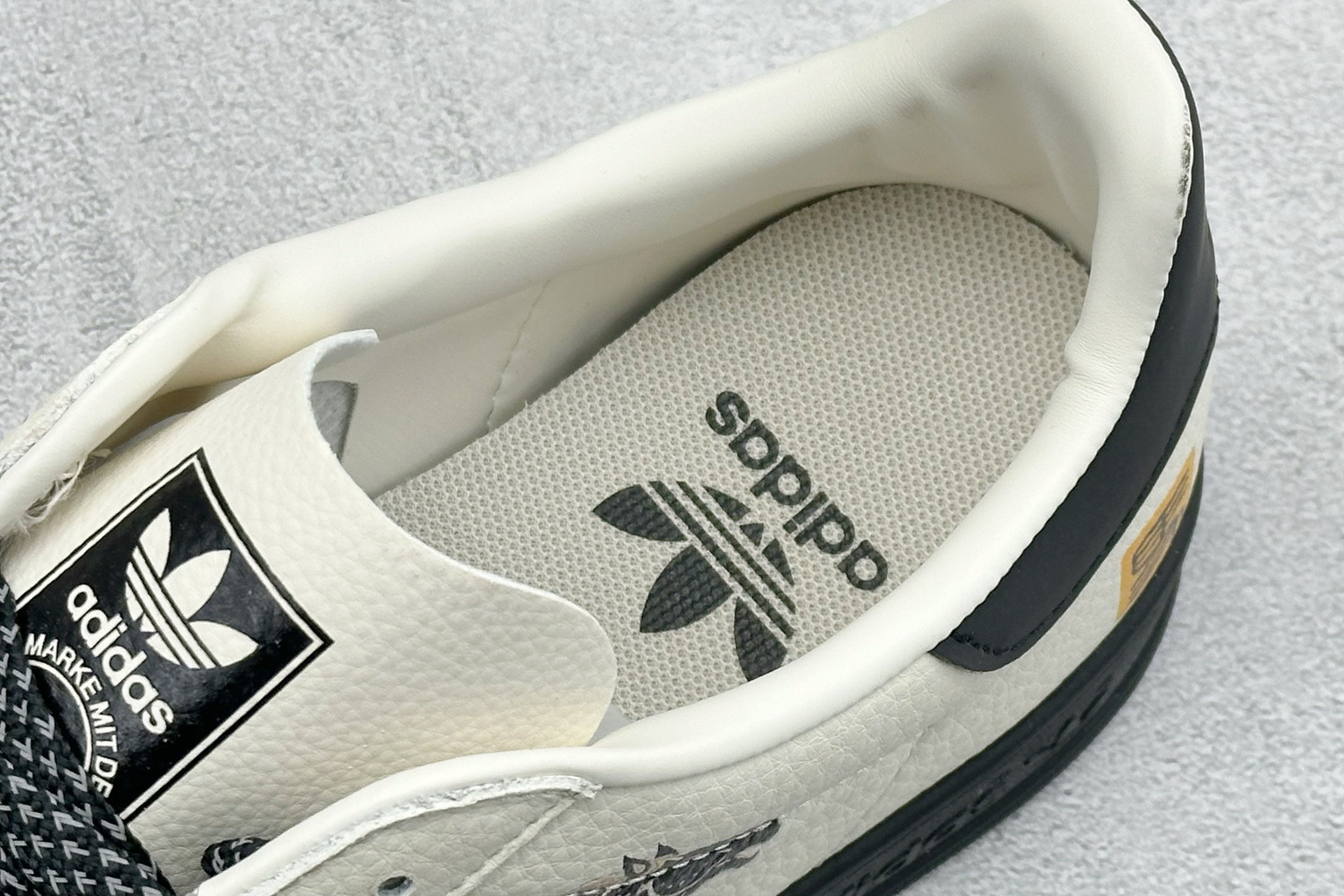 马年新款海外定制限量发售 Adidas Originals GAZELLE INDOOR“马年联名限定-鎏金黑” LX0903
