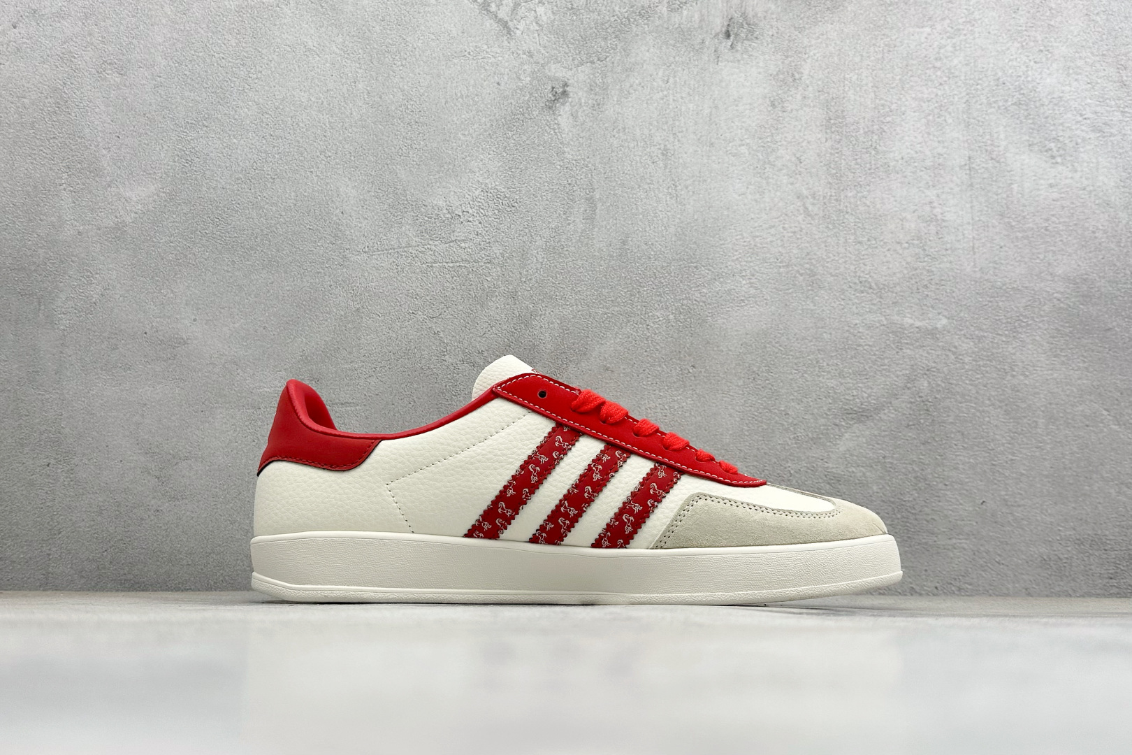 马年新款海外定制限量发售 Adidas Originals GAZELLE INDOOR“马年联名限定-红白经典” JJ2602-Top High Quatity Cheap Sneakers Fashion Clothing Clothes Bags handbags Shoes of all Brand wholesale With The best Quality And Beautiful Price from China Factory Chinese suppliers wholesaler seller 马年新款海外定制限量发售 Adidas Originals GAZELLE INDOOR“马年联名限定-红白经典” JJ2602