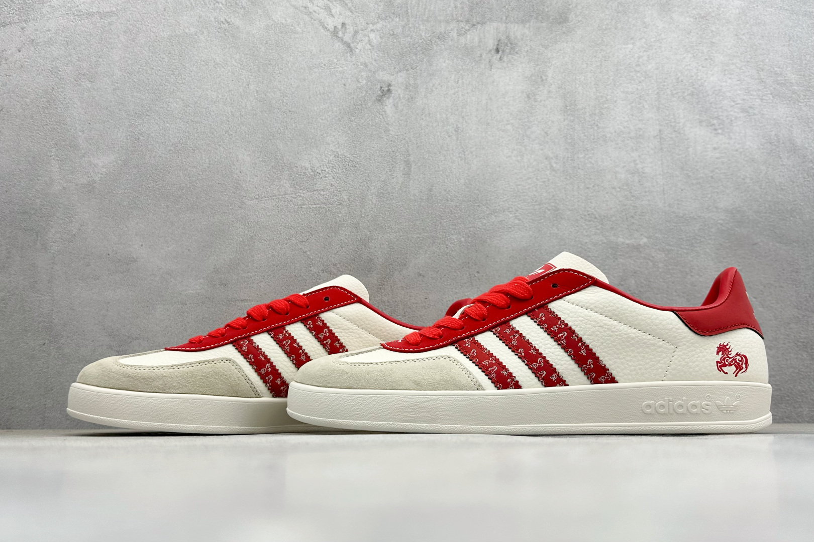 马年新款海外定制限量发售 Adidas Originals GAZELLE INDOOR“马年联名限定-红白经典” JJ2602-Top High Quatity Cheap Sneakers Fashion Clothing Clothes Bags handbags Shoes of all Brand wholesale With The best Quality And Beautiful Price from China Factory Chinese suppliers wholesaler seller 马年新款海外定制限量发售 Adidas Originals GAZELLE INDOOR“马年联名限定-红白经典” JJ2602