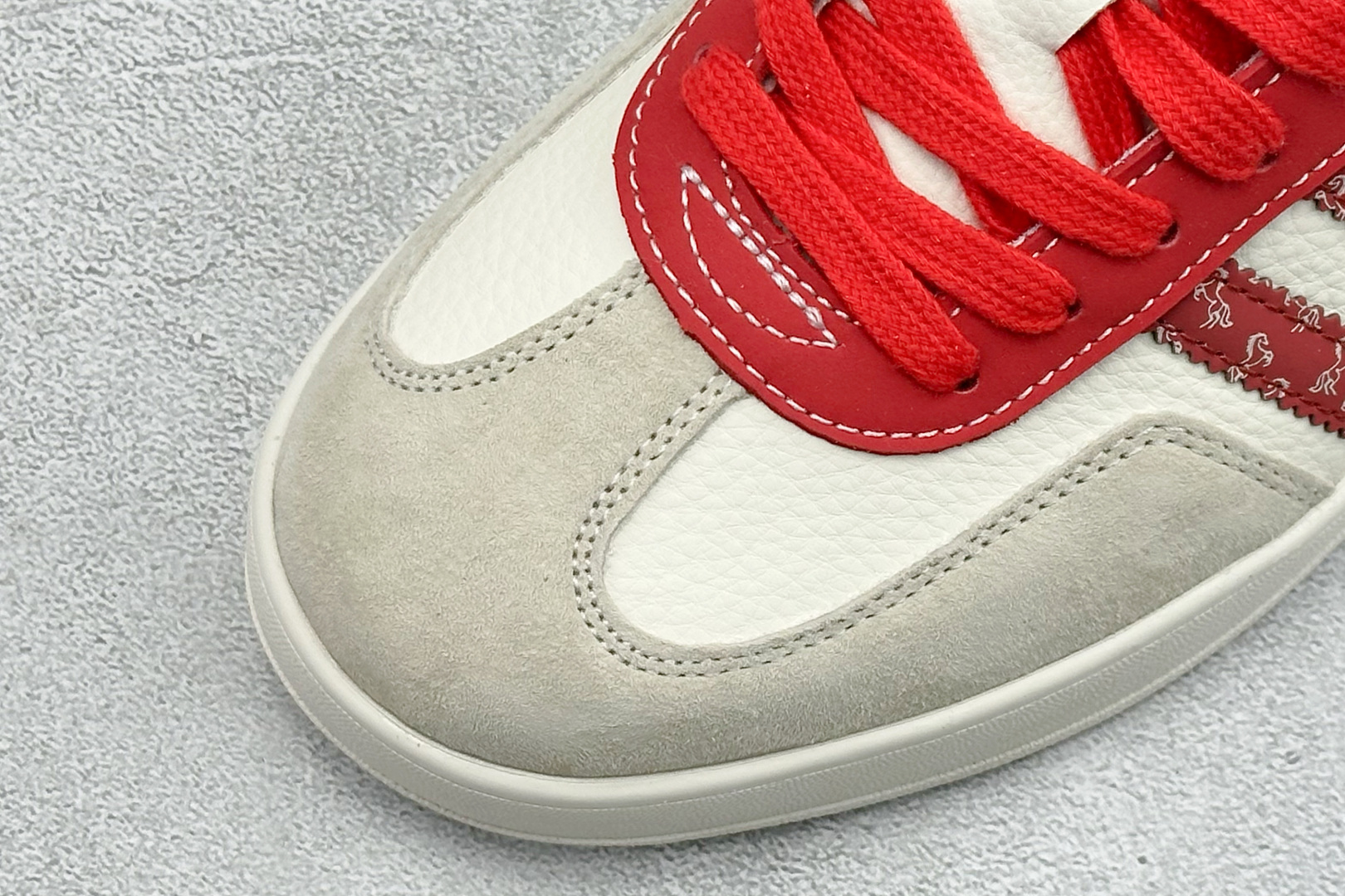马年新款海外定制限量发售 Adidas Originals GAZELLE INDOOR“马年联名限定-红白经典” JJ2602-Top High Quatity Cheap Sneakers Fashion Clothing Clothes Bags handbags Shoes of all Brand wholesale With The best Quality And Beautiful Price from China Factory Chinese suppliers wholesaler seller 马年新款海外定制限量发售 Adidas Originals GAZELLE INDOOR“马年联名限定-红白经典” JJ2602