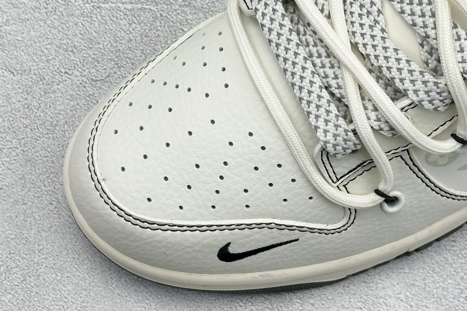 Nike Dunk Low x Louis Vuitton 联名定制款 以 Dunk Low 经典鞋型为基底 YX5066-395