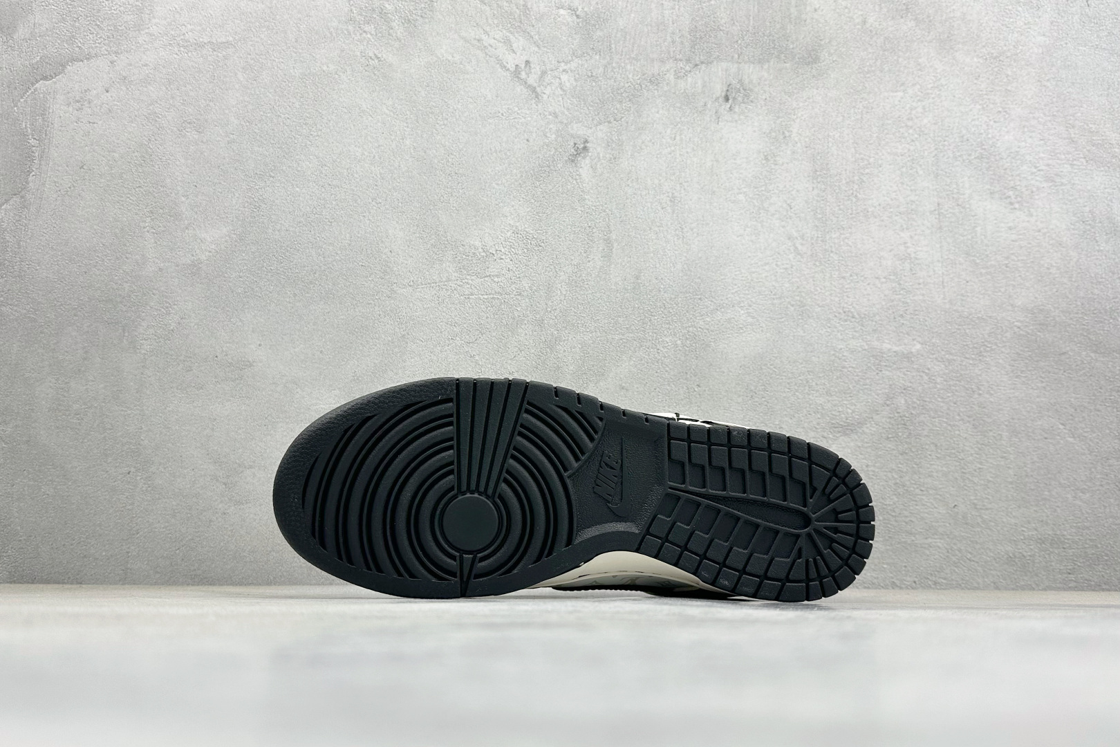 Nike Dunk Low x Louis Vuitton 联名定制款 以 Dunk Low 经典鞋型为基底 YX5066-395