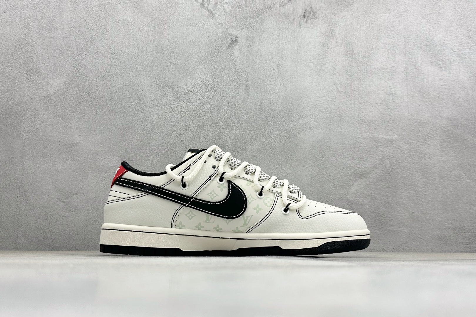Nike Dunk Low x Louis Vuitton 联名定制款 以 Dunk Low 经典鞋型为基底 YX5066-395