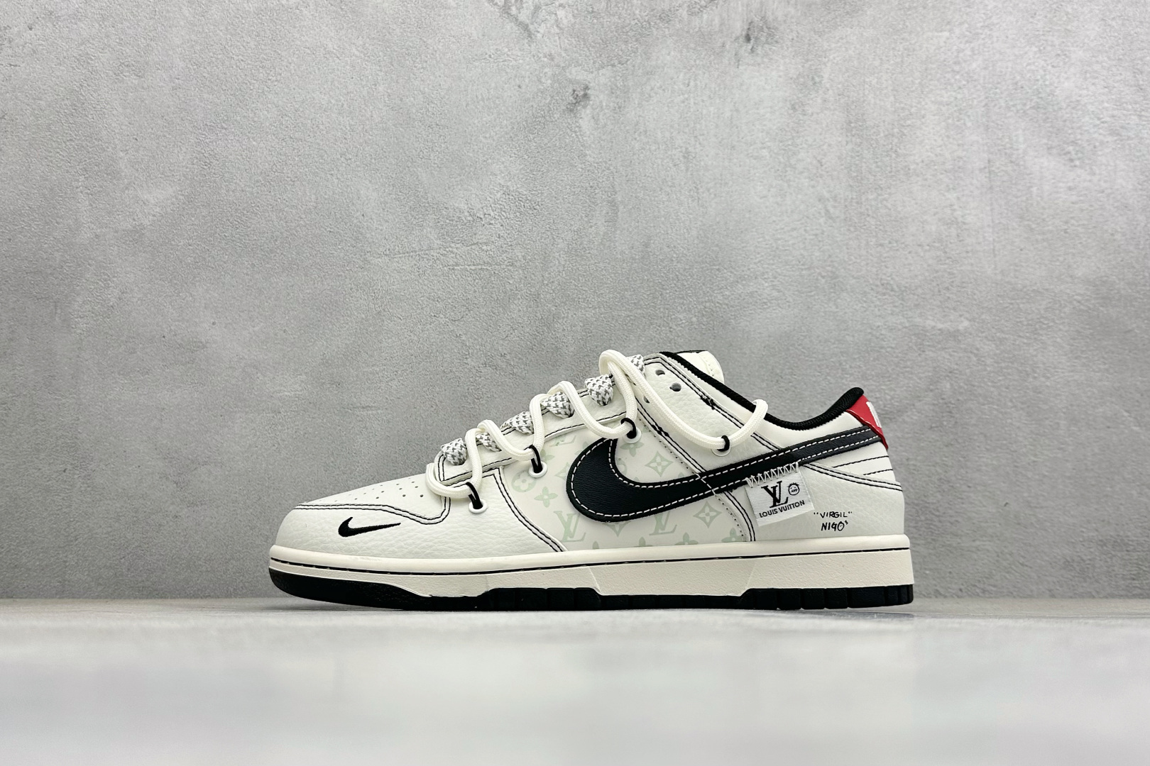 Nike Dunk Low x Louis Vuitton 联名定制款 以 Dunk Low 经典鞋型为基底 YX5066-395
