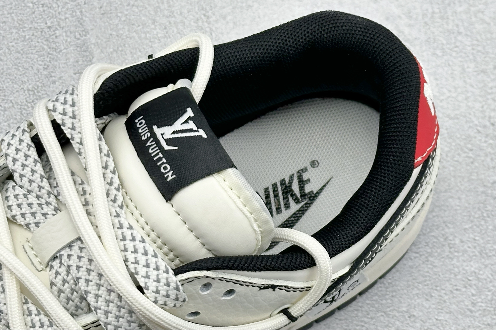 Nike Dunk Low x Louis Vuitton 联名定制款 以 Dunk Low 经典鞋型为基底 YX5066-395