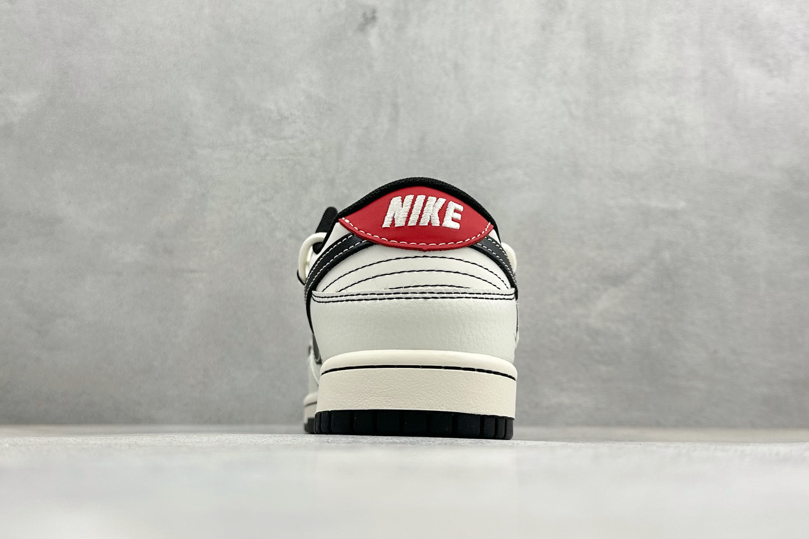 Nike Dunk Low x Louis Vuitton 联名定制款 以 Dunk Low 经典鞋型为基底 YX5066-395