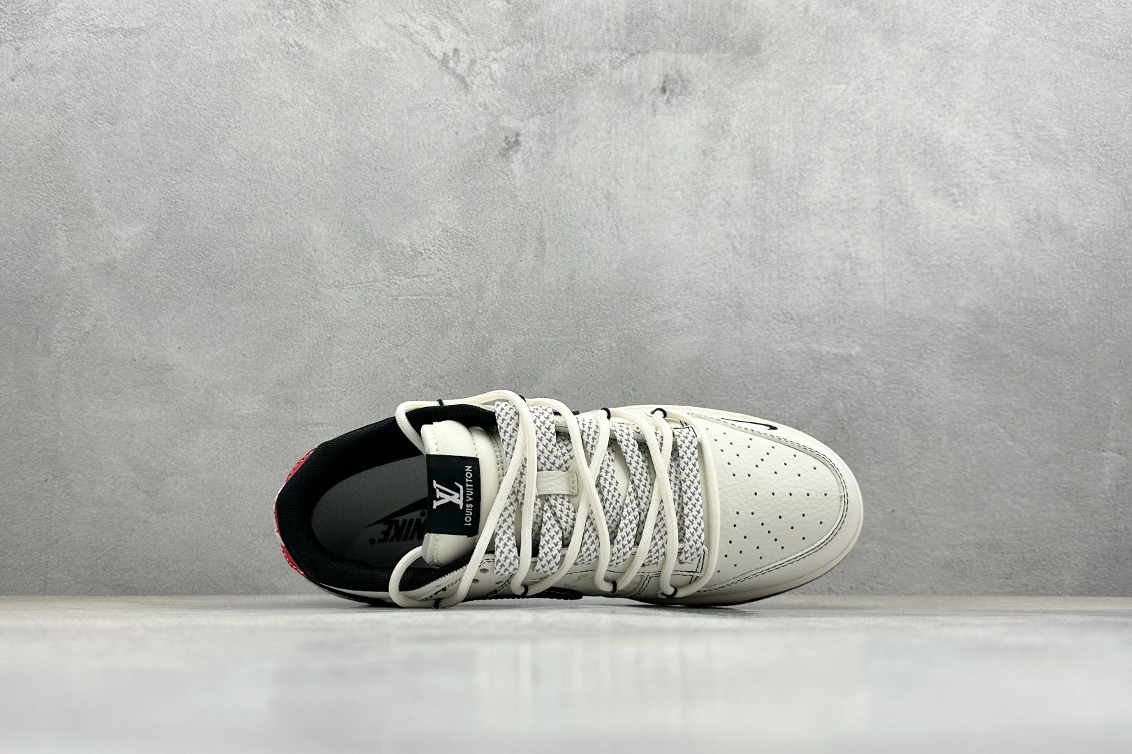 Nike Dunk Low x Louis Vuitton 联名定制款 以 Dunk Low 经典鞋型为基底 YX5066-395