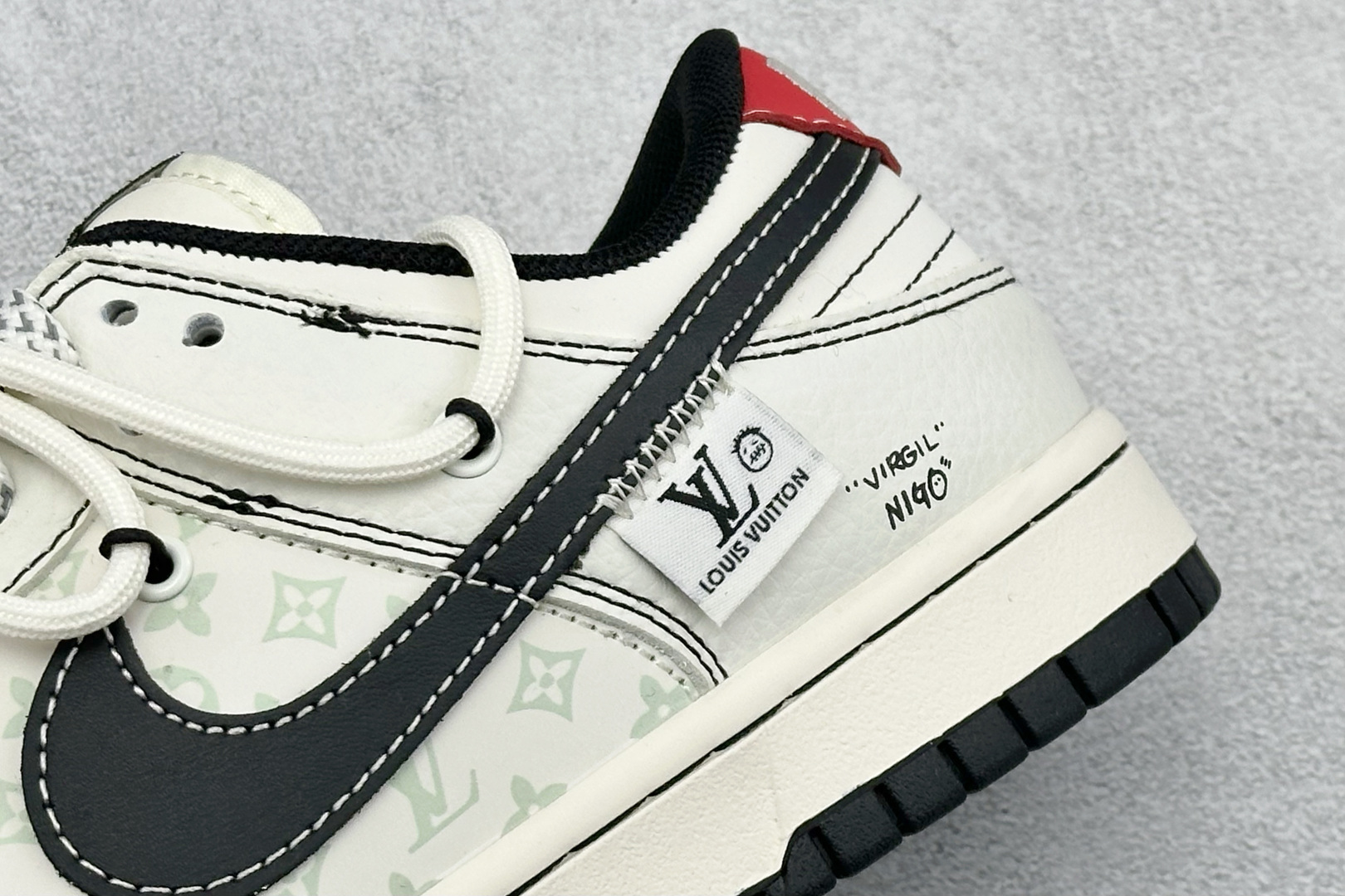 Nike Dunk Low x Louis Vuitton 联名定制款 以 Dunk Low 经典鞋型为基底 YX5066-395