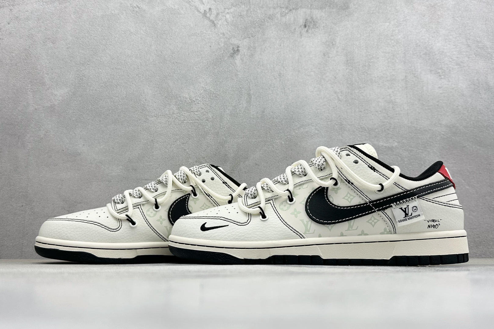 Nike Dunk Low x Louis Vuitton 联名定制款 以 Dunk Low 经典鞋型为基底 YX5066-395