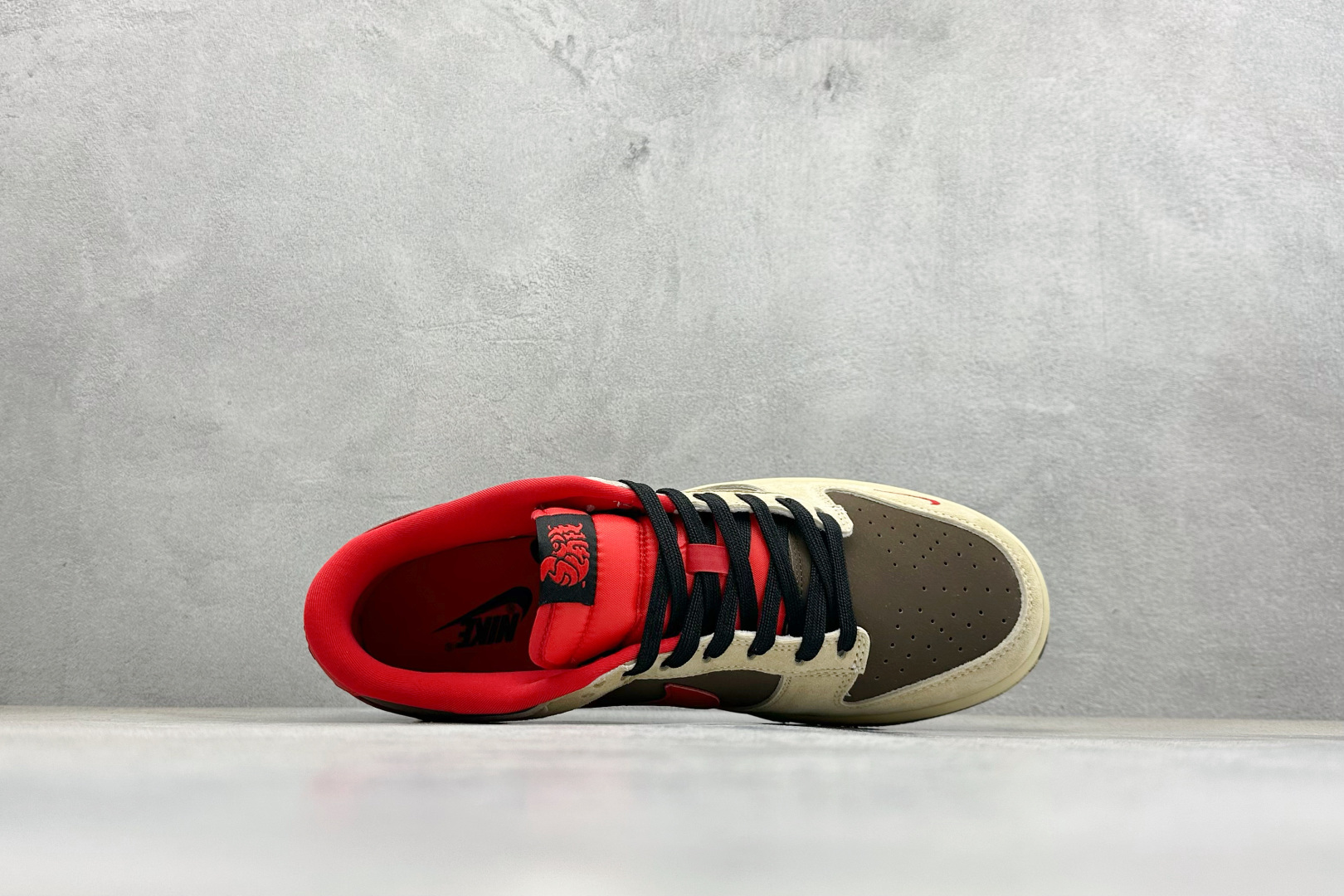 Nike SB Dunk Low“马年联名限定------深棕红勾”鞋身刺绣马上有钱 金色小马挂饰 TX1688-022