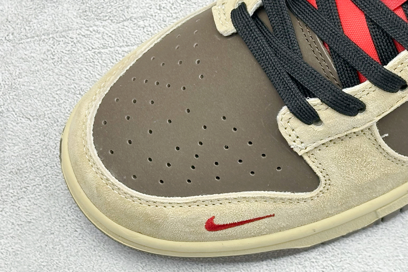 Nike SB Dunk Low“马年联名限定------深棕红勾”鞋身刺绣马上有钱 金色小马挂饰 TX1688-022