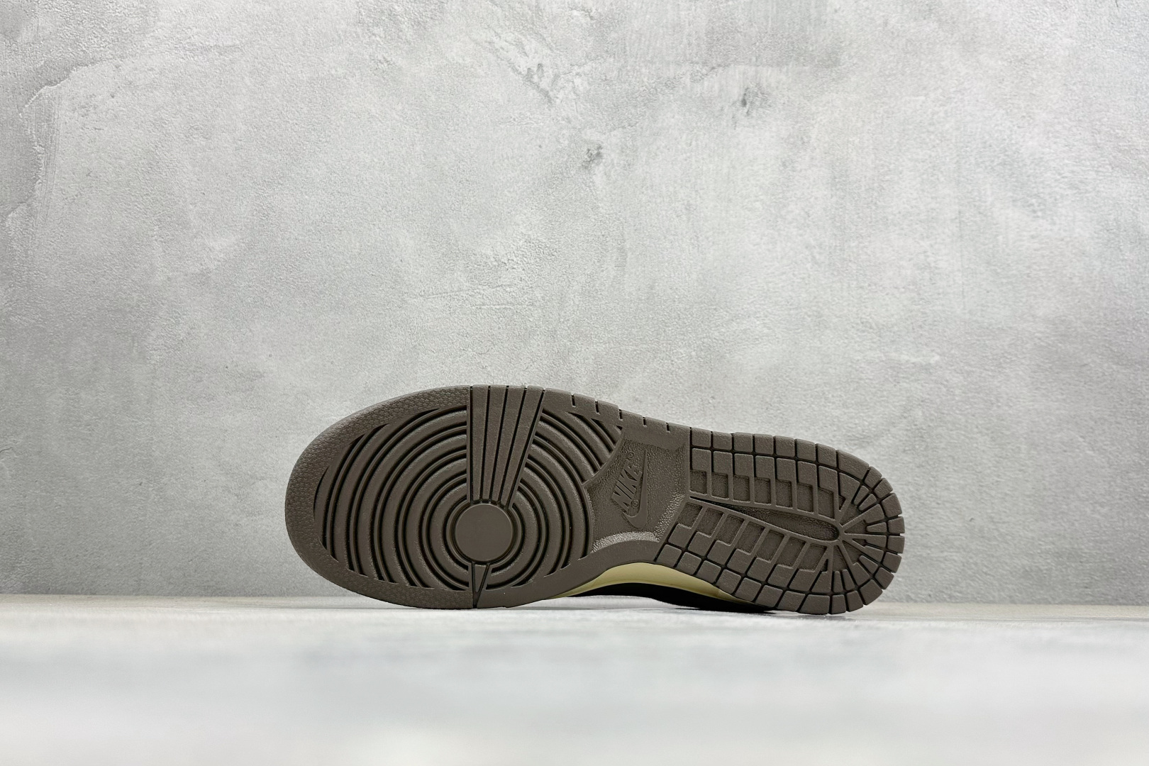 Nike SB Dunk Low“马年联名限定------深棕红勾”鞋身刺绣马上有钱 金色小马挂饰 TX1688-022