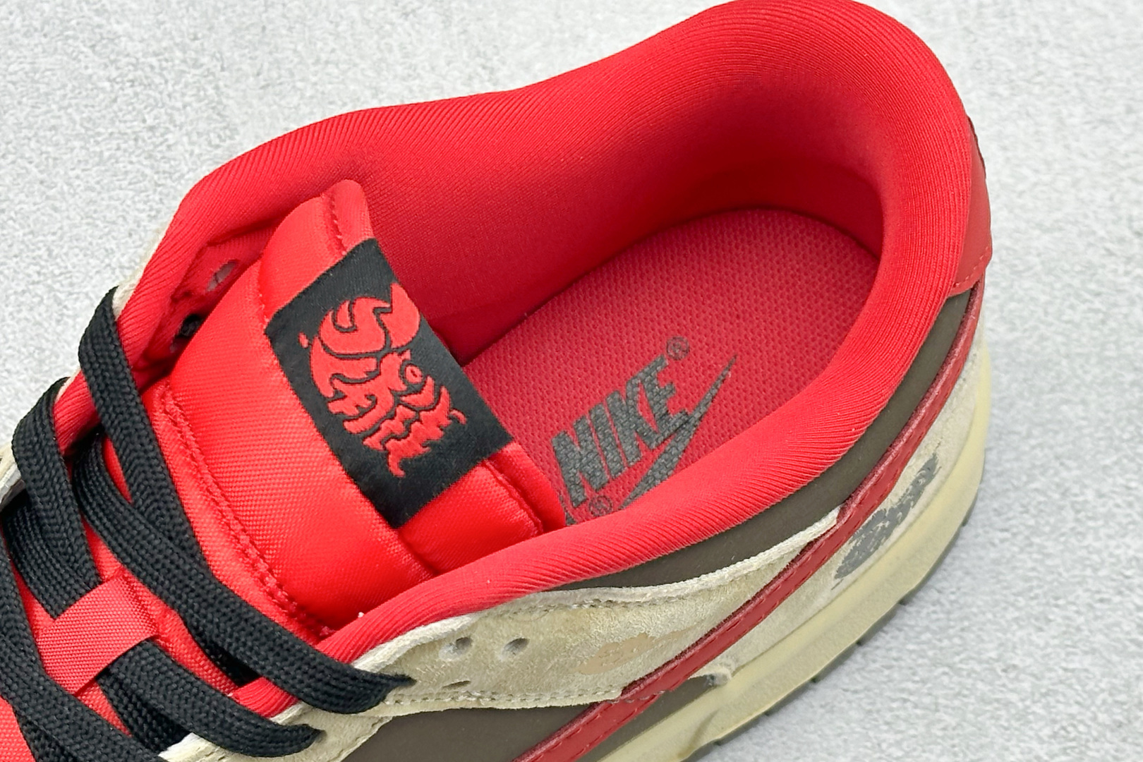 Nike SB Dunk Low“马年联名限定------深棕红勾”鞋身刺绣马上有钱 金色小马挂饰 TX1688-022