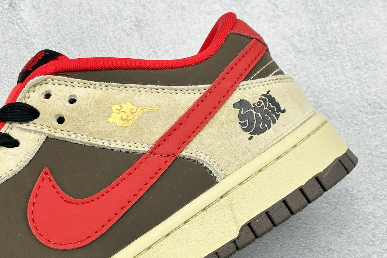 Nike SB Dunk Low“马年联名限定------深棕红勾”鞋身刺绣马上有钱 金色小马挂饰 TX1688-022