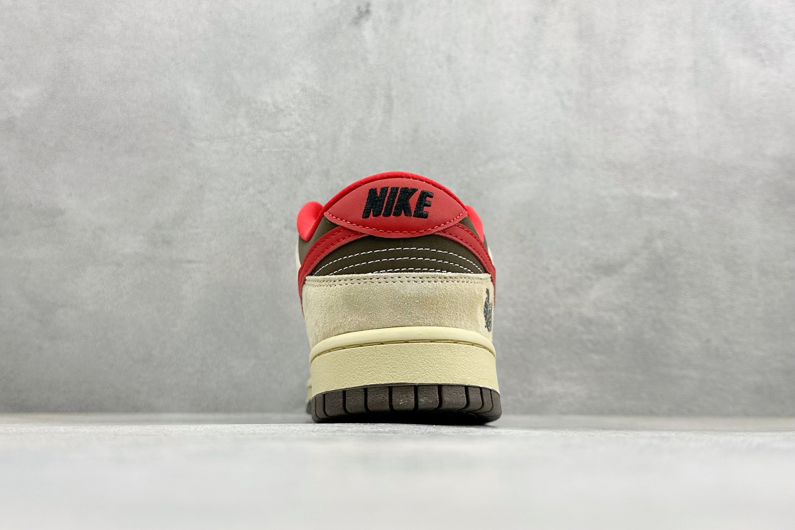 Nike SB Dunk Low“马年联名限定------深棕红勾”鞋身刺绣马上有钱 金色小马挂饰 TX1688-022