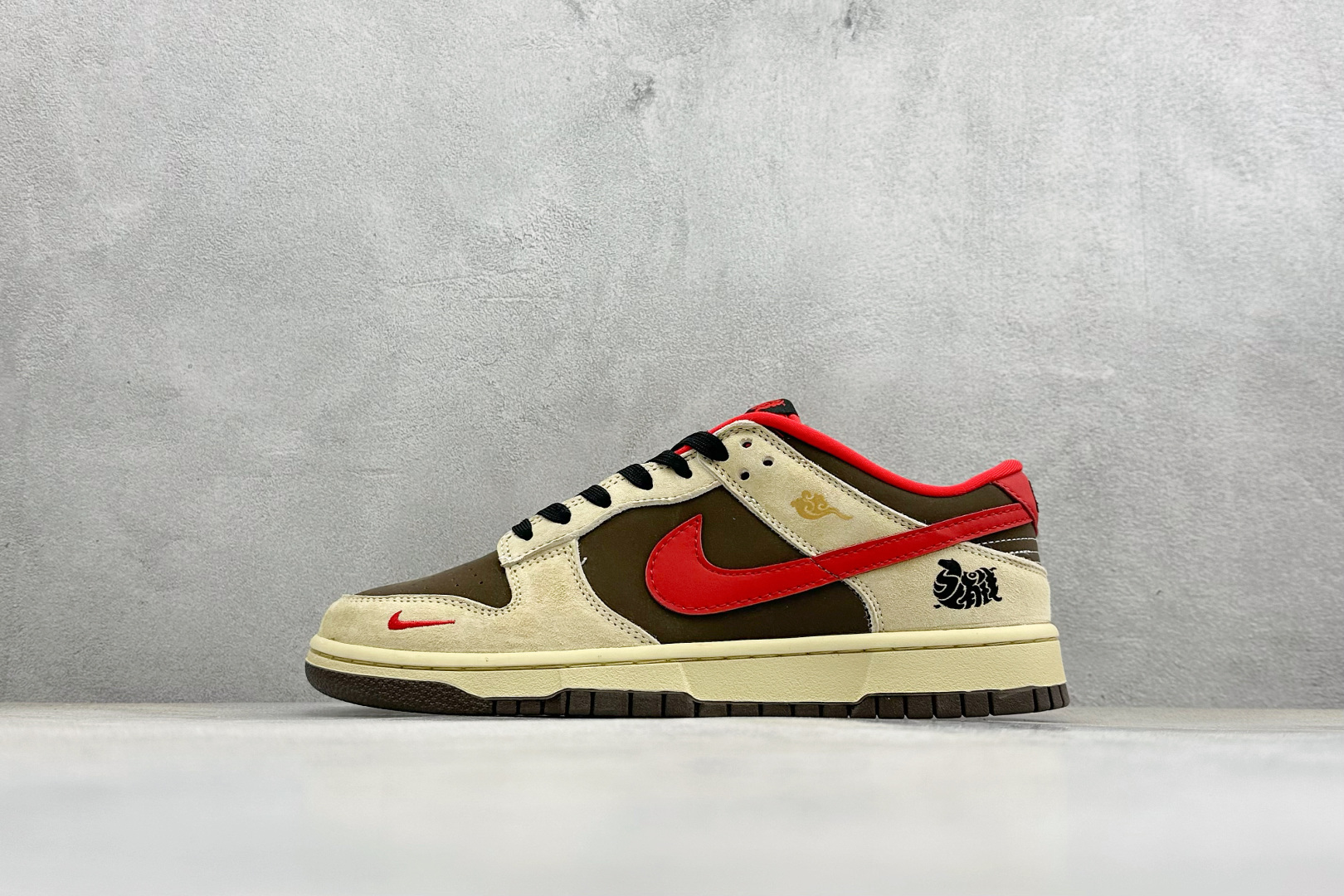 Nike SB Dunk Low“马年联名限定——深棕红勾”鞋身刺绣马上有钱 金色小马挂饰 TX1688-022