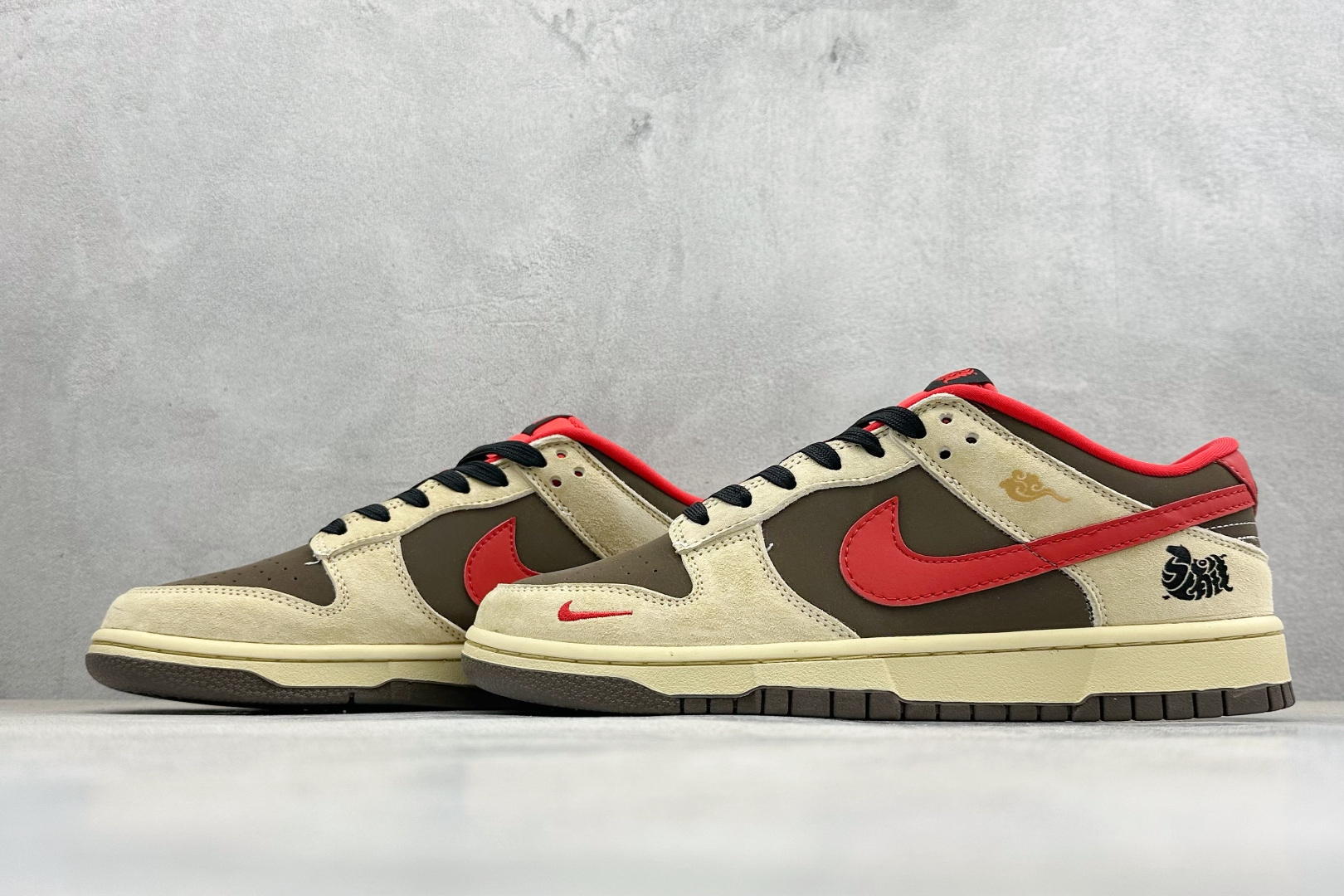 Nike SB Dunk Low“马年联名限定------深棕红勾”鞋身刺绣马上有钱 金色小马挂饰 TX1688-022